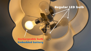 Comparison between a battery-integrated LED bulb and a standard light bulb