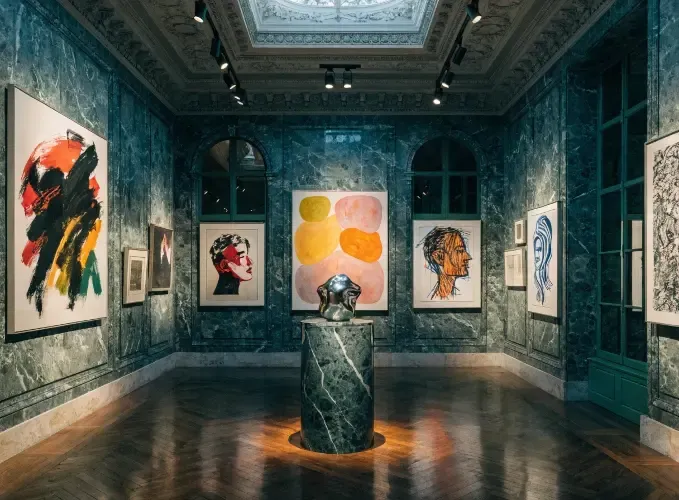 art gallery spotlight planning and glare control