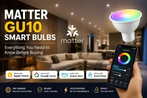 Une ampoule GU10 intelligente colorée contrôlée par une application smartphone dans un cadre de salon moderne avec des logos de maison intelligente.